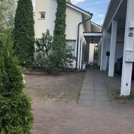 Huone Ylakerrassa 1 Km Jokirannasta *